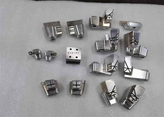 Utensile per sollevatore per stampi per taglio a filo per lucidatura in ottone nello stampaggio