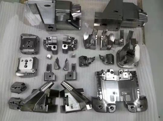 L'hardware dello stampaggio ad iniezione di precisione dell'OEM parte le parti automatiche d'ottone della muffa dell'acciaio inossidabile